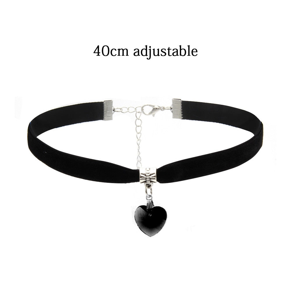 Black velvet choker with adjustable length, featuring a shiny black heart pendant in the center. Stylish and elegant design.